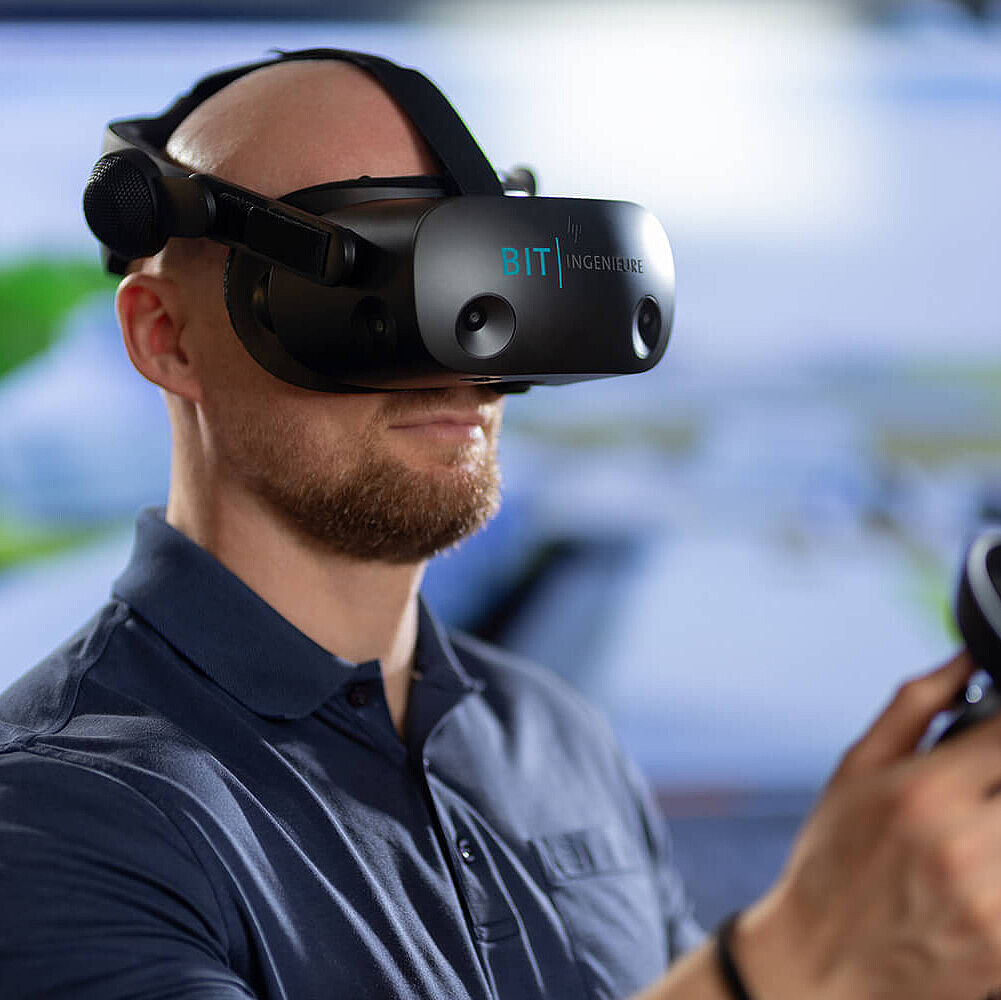 Ein Mann mit aufgesetzter Virtual Reality Brille vor den Augen lächelt.
